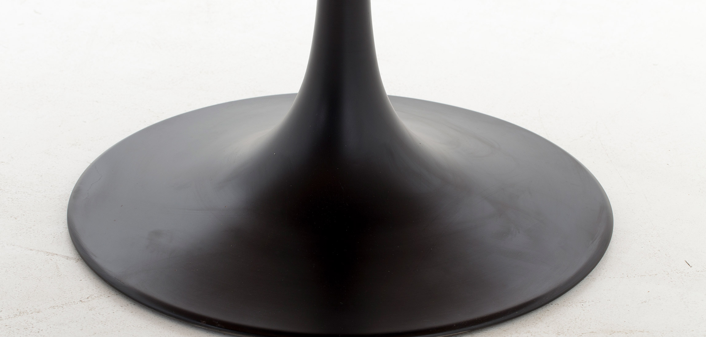 pied-métal-noir-table-ronde