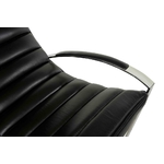 détail-cuir-noir-fauteuil-vintage-incliné