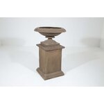 vase-medicis-jardin-sur-socle