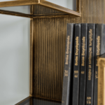 bibliotheque-contemporaine-etageres-verre-fume
