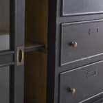 buffet-industriel-pin-massif-portes-vitrées