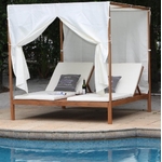 lit-exterieur-rideaux-blancs-design