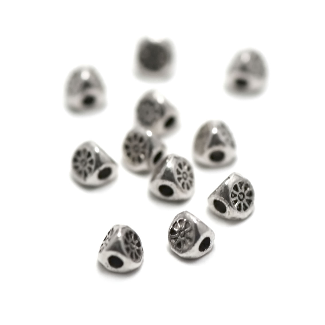 50 perles triangle motif,4x4 mm,argenté, 060A