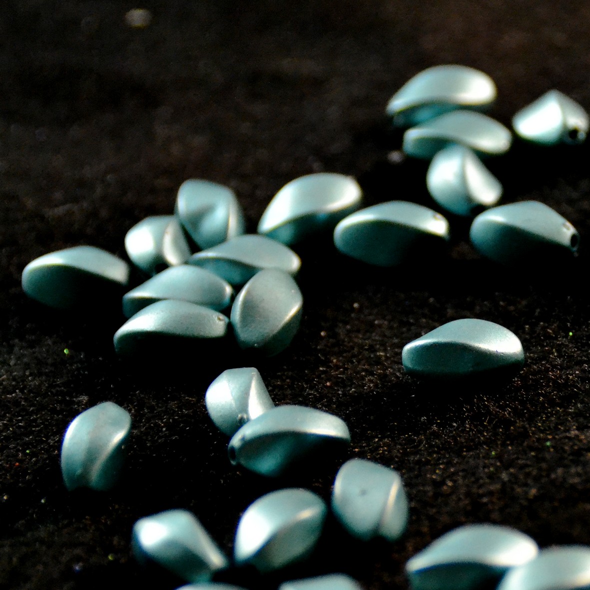 25 perles acrylique  ovale torsadé , bleu brillant