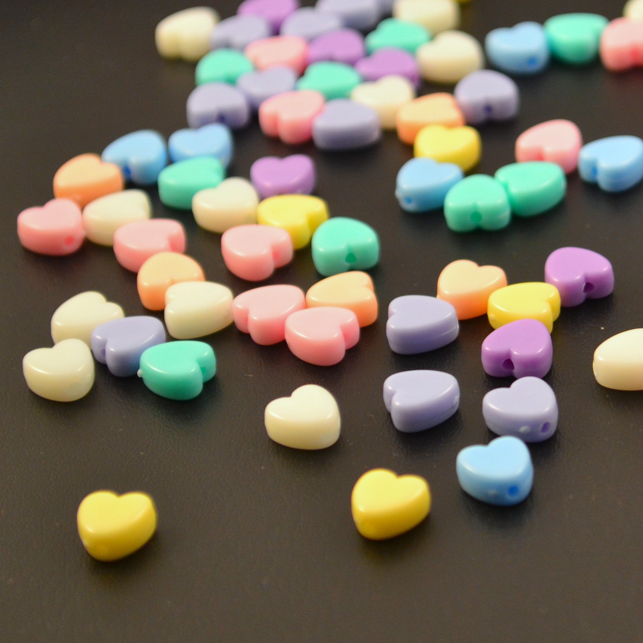 50 perles cœur pastel8x8 mm, assortiment de couleurs