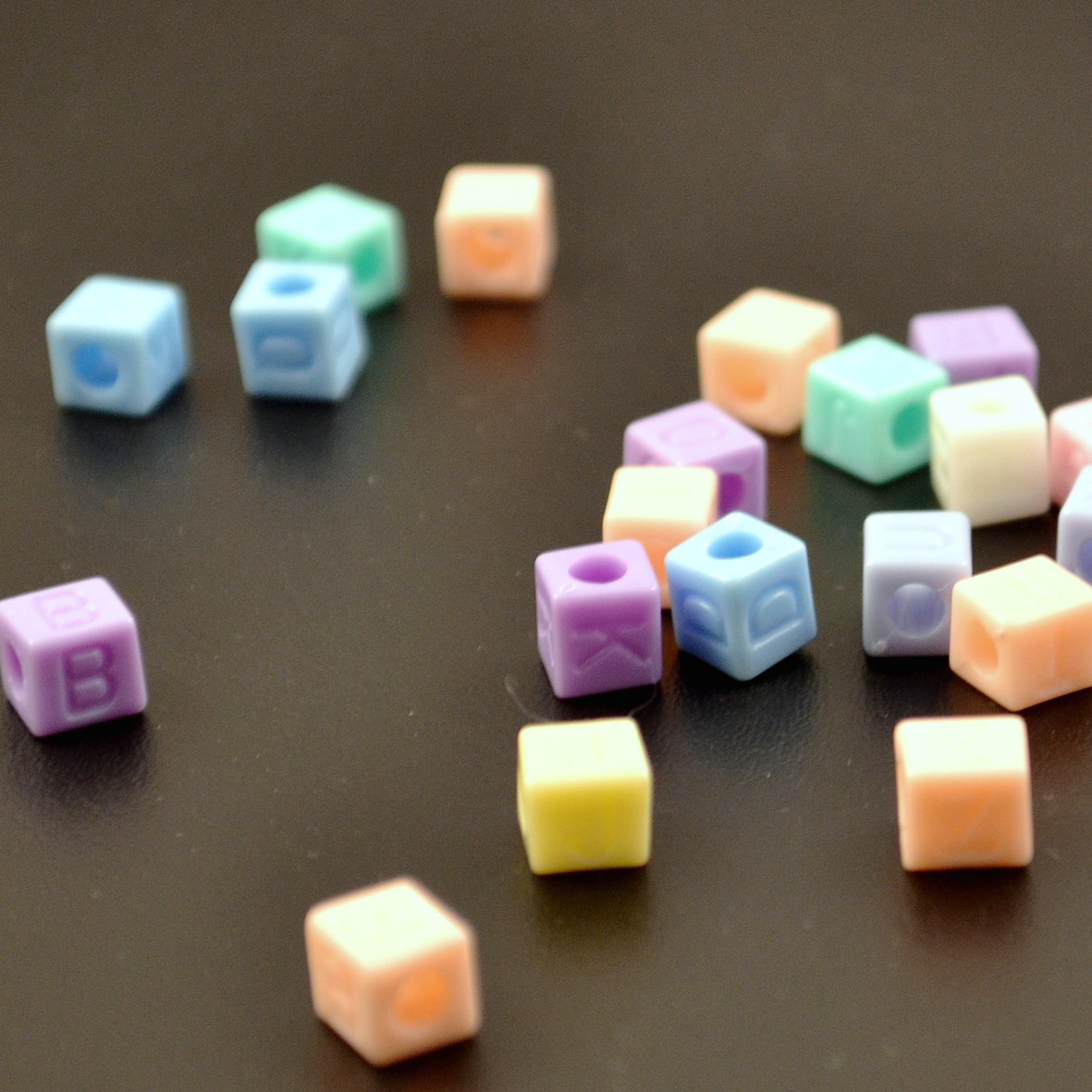50 perles cube pastel8x8 mm, assortiment de couleurs