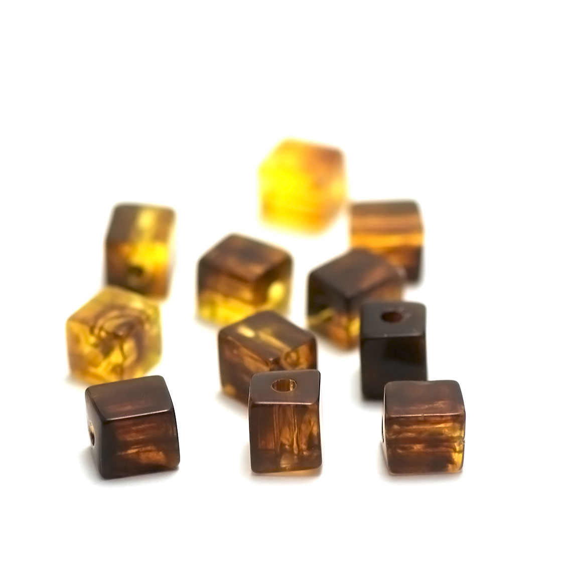 20 perles acryliques cube7x7 mm ,ambré