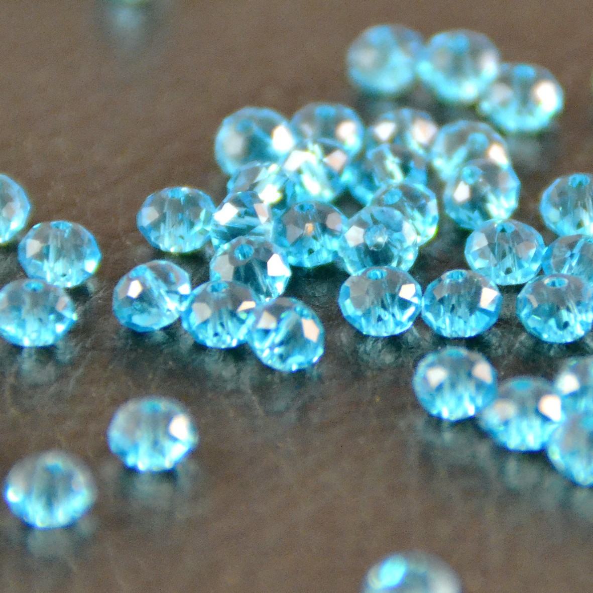 30 petites perles en cristal  rondelle facetté 4x3 mm,bleu