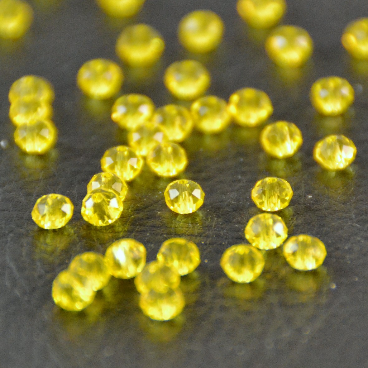 30 petites perles en cristal  rondelle facetté 4x3 mm,jaune