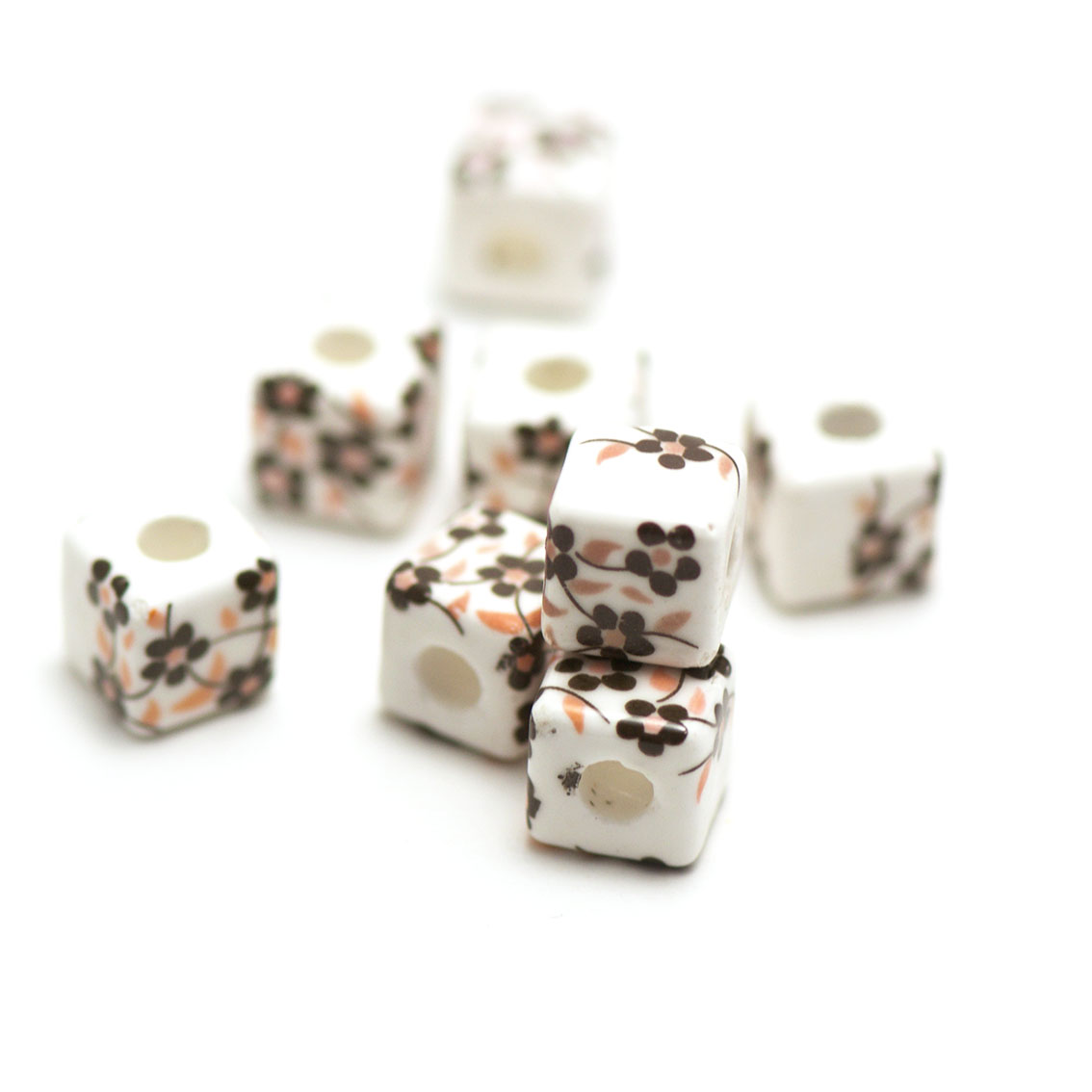 10 perles porcelaine cube fleur11 x11 mm,noir orange sur fond blanc