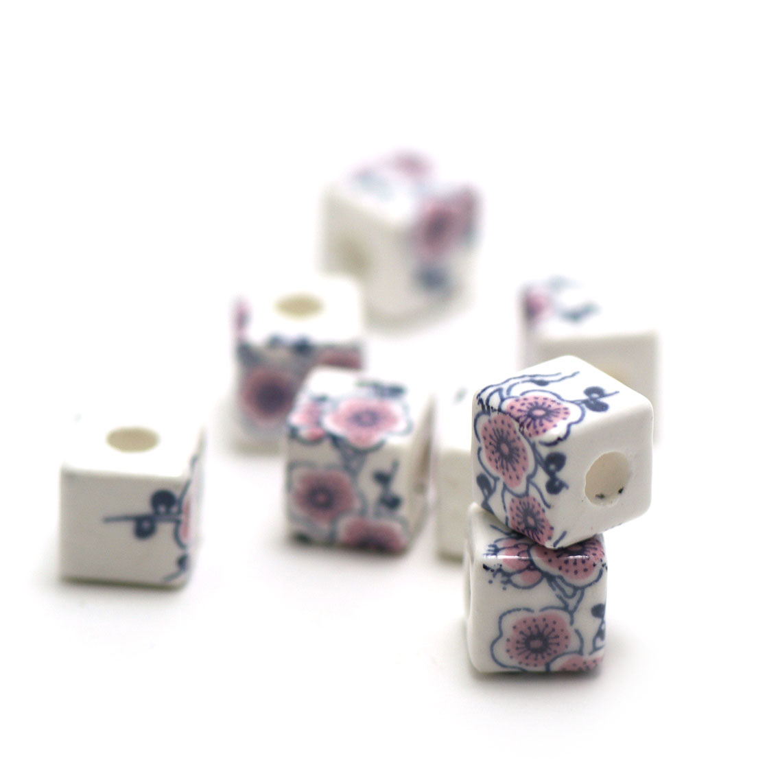 10 perles porcelaine cube fleur11 x11 mm,lilas sur fond blanc
