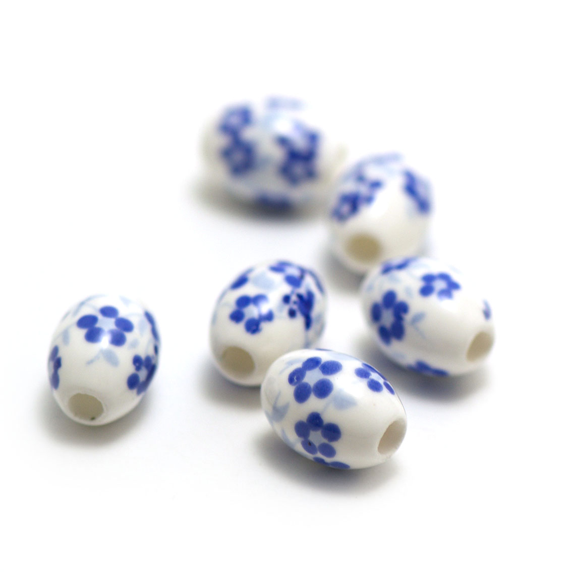 10 perles porcelaine olive fleur14x10 mm,bleu sur fond blanc