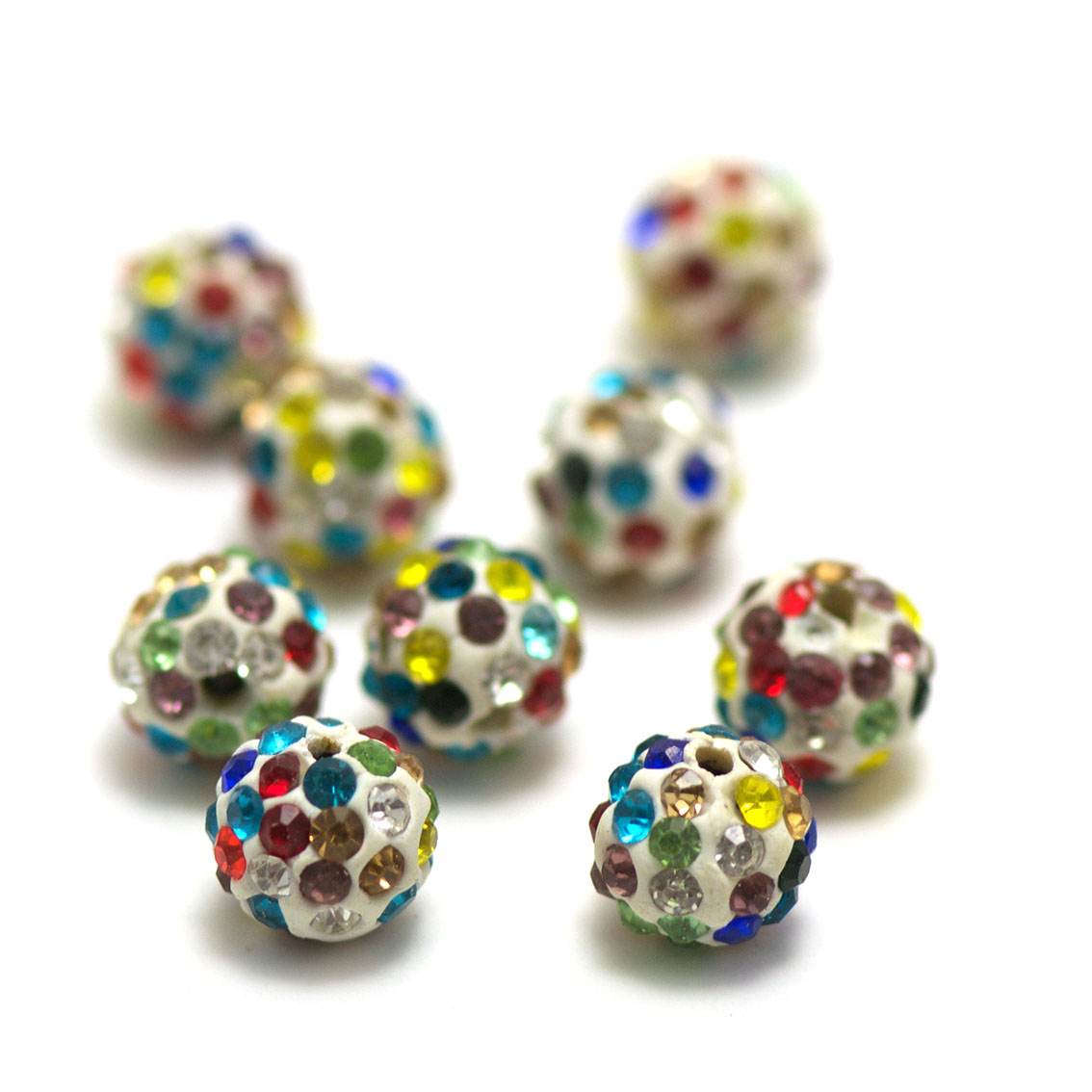 4 perles shamballa 10 mm strass multi-couleur sur fond blanc