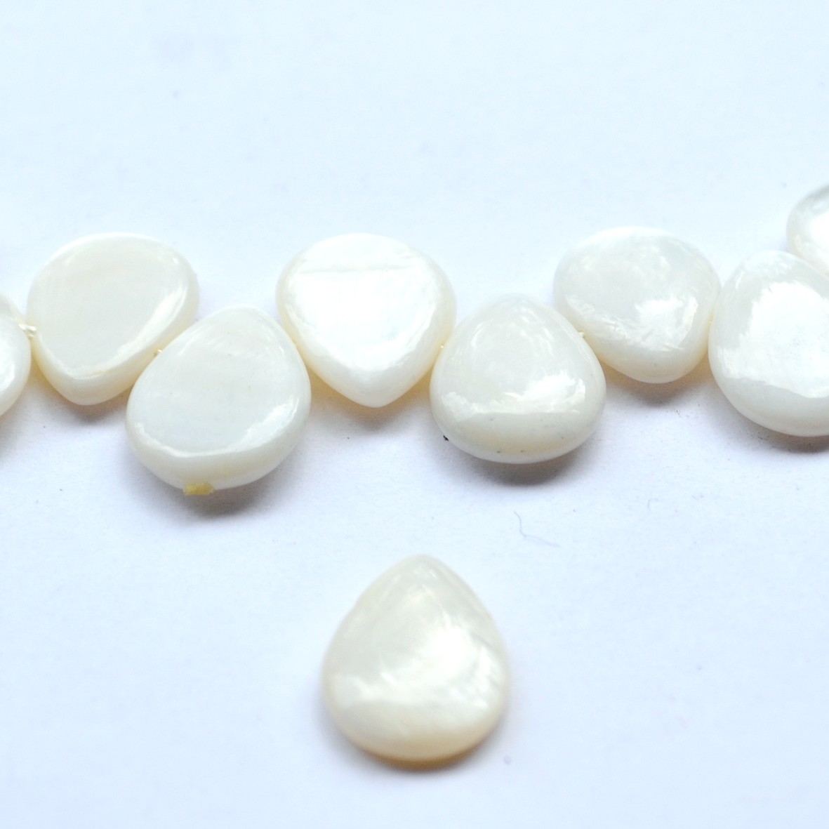 6 perles de nacre naturelle  goutte d\'eau horizontal 17x13 mm ,blanc