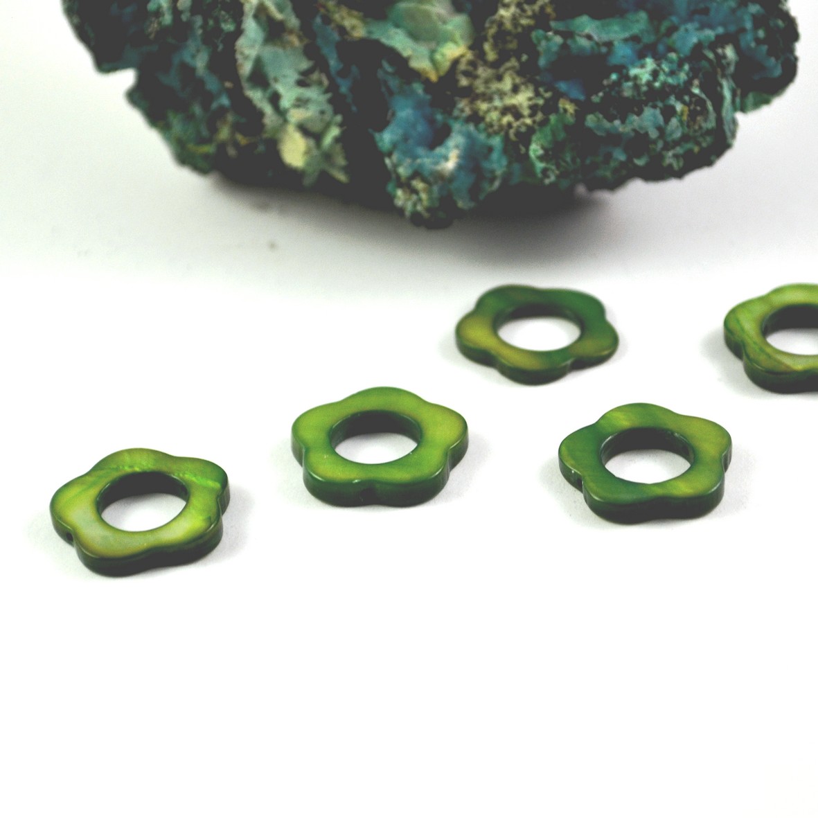 10 perles de nacre naturelle teintée  cinq pétales 20 mm,vert