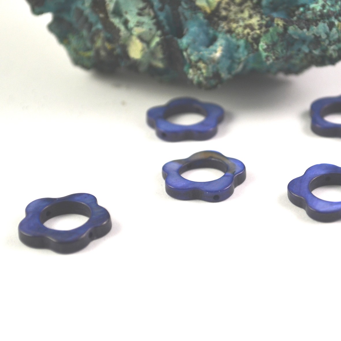 10 perles de nacre naturelle teintée  cinq pétales 20 mm,bleu