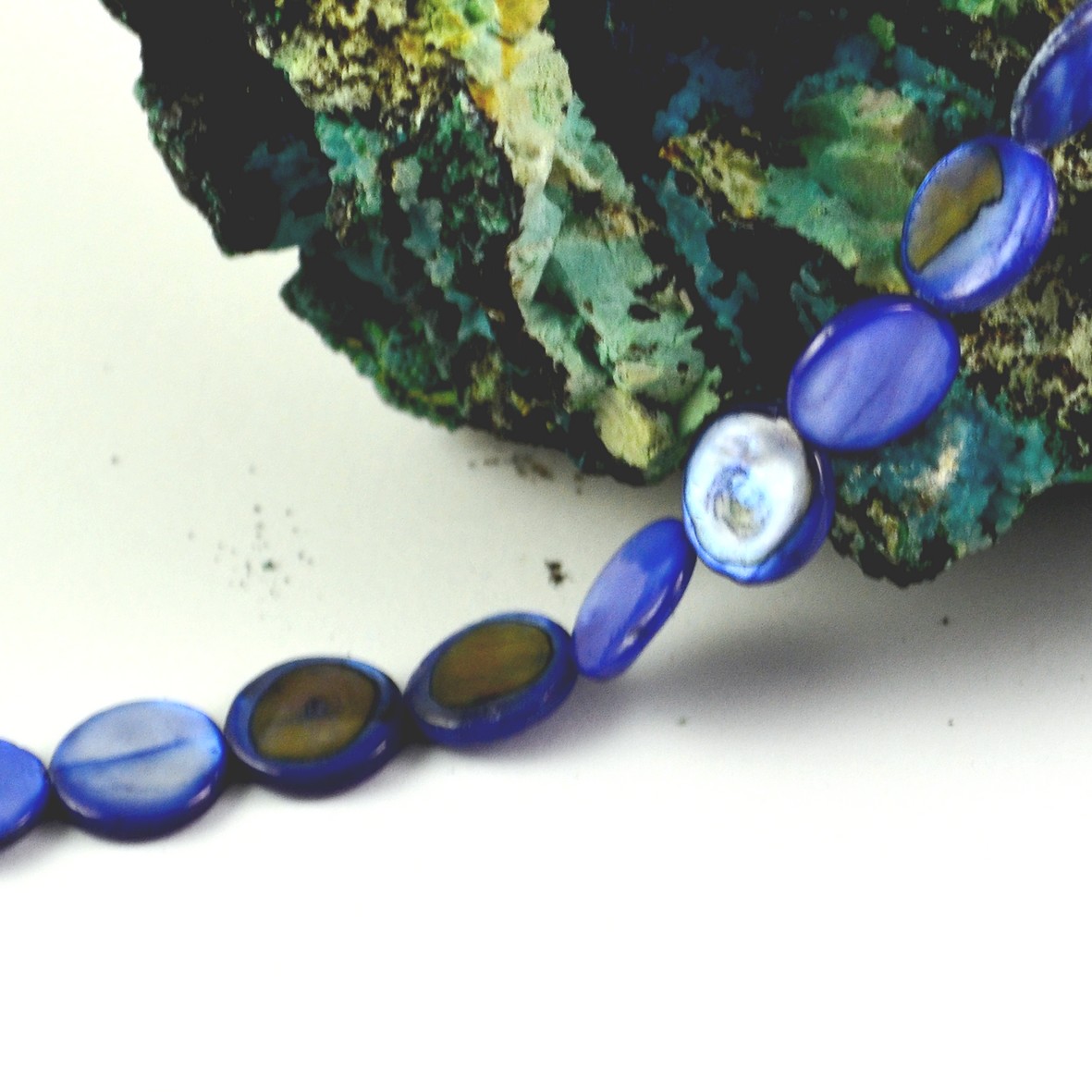 10 perles nacres naturelles teintés petit palet11 mm, bleu électrique