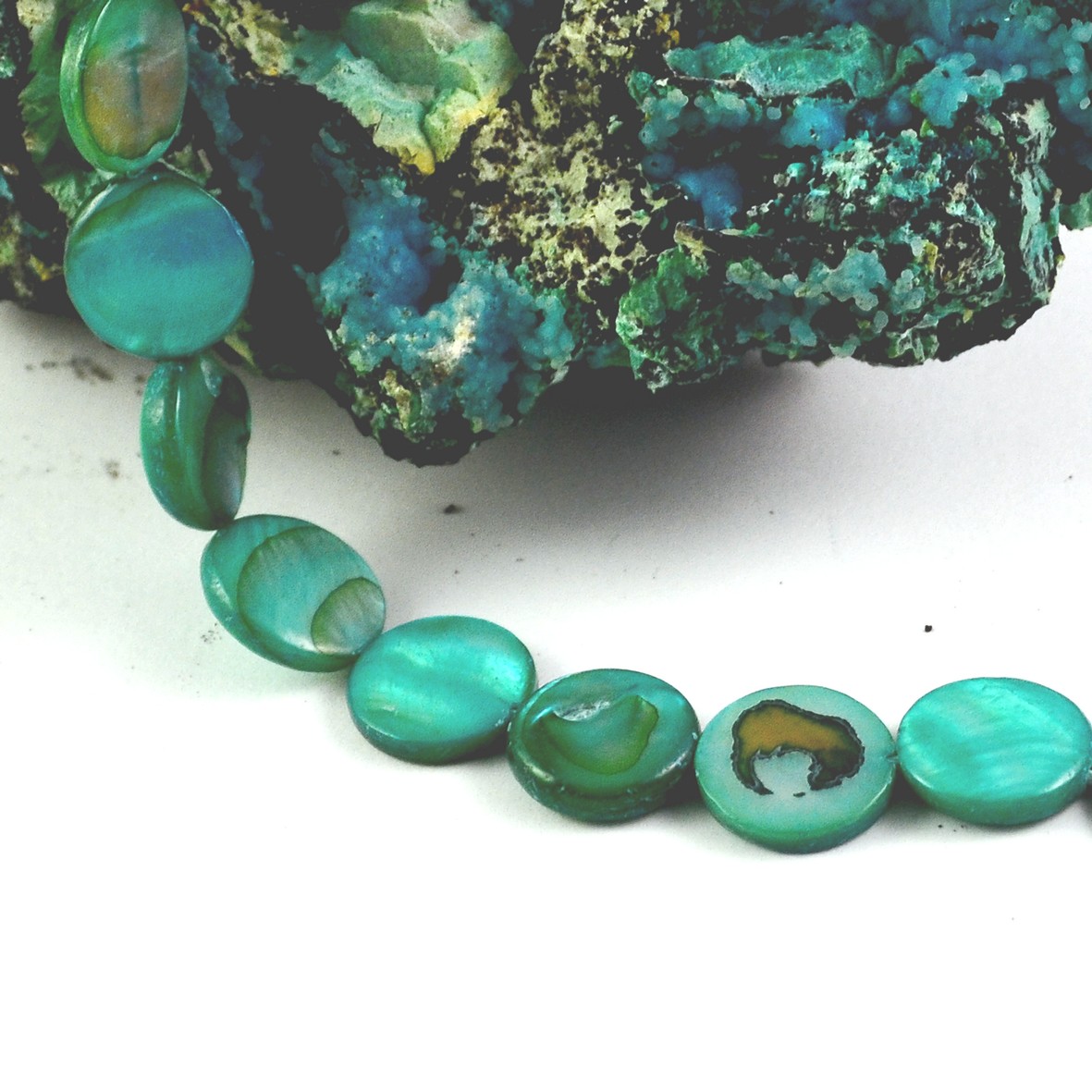 10 perles nacres naturelles teintés petit palet11 mm,vert