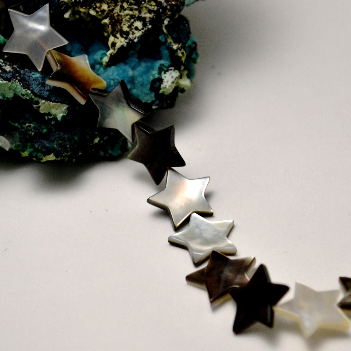 10 perles en nacre de mer naturelle étoile14x14 mm, noir/blanc