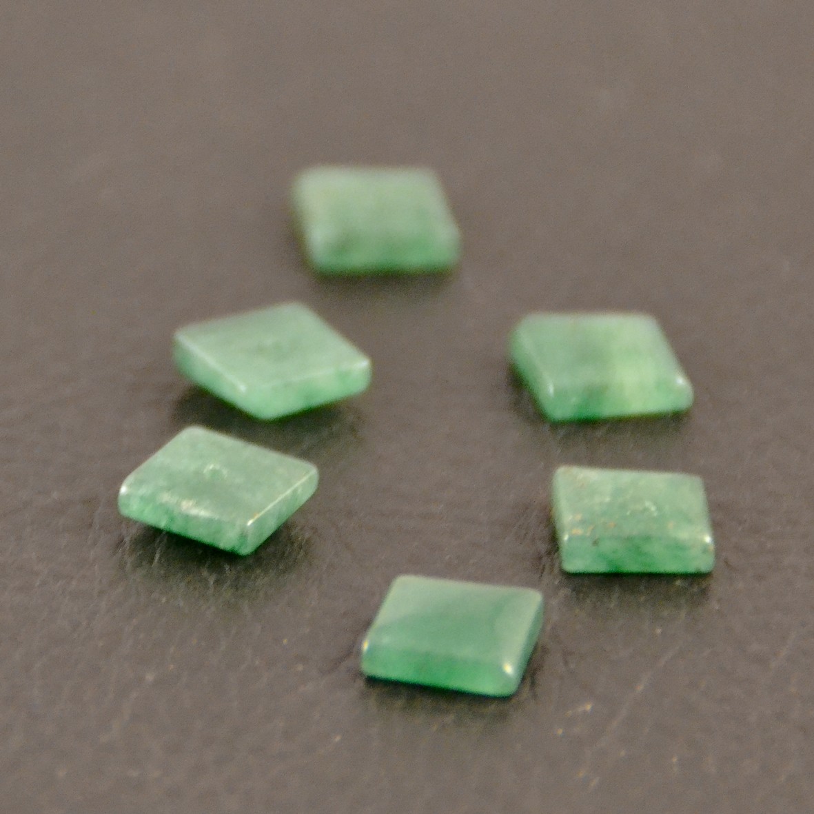 2 Perles d\'aventurine , carrées ,vert jade, demi-trou