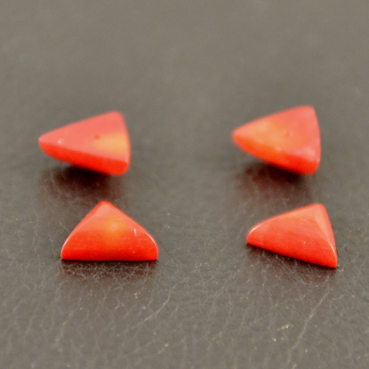2 perles de Corail, triangle, demi- trouée