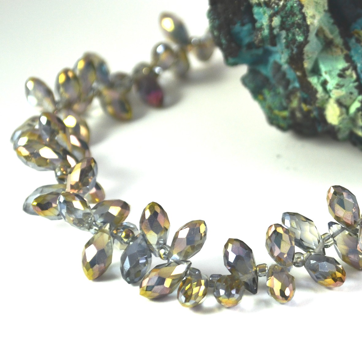10 perles en cristal facetté goutte d\'eau horizontal 12x6 mm, bleu irisé doré