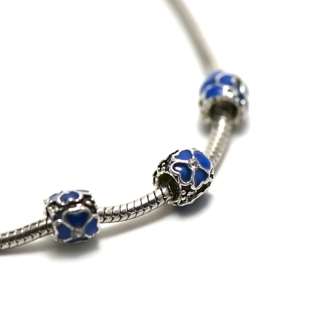 2 magnifiques perles émaillés trèfle à quatre feuille à grand trou 4 mm ,bleu