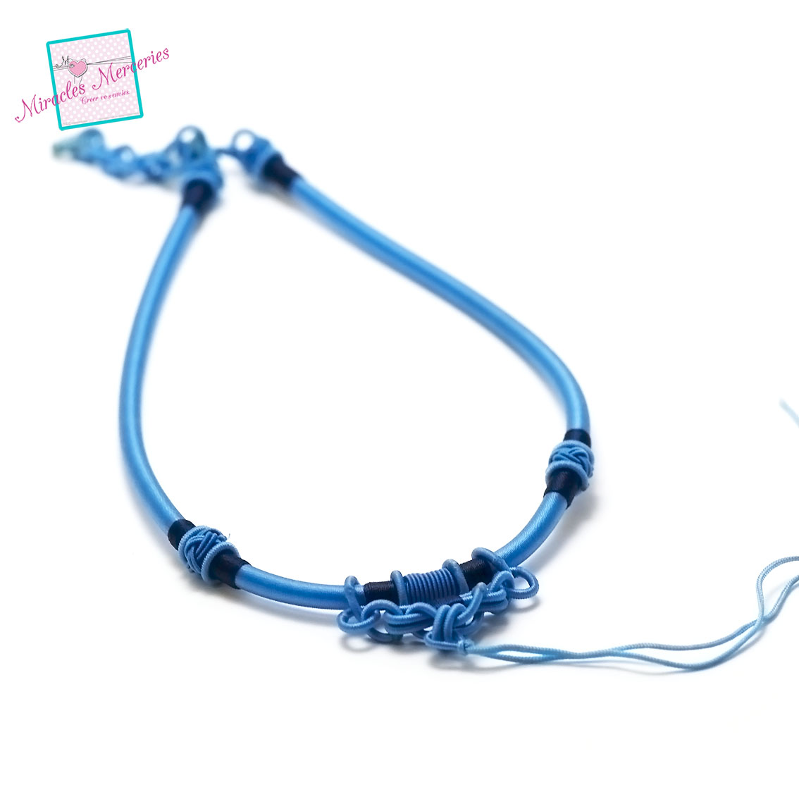 1 magnifique support collier créateur en fil de soie tressé à la main, bleu ciel