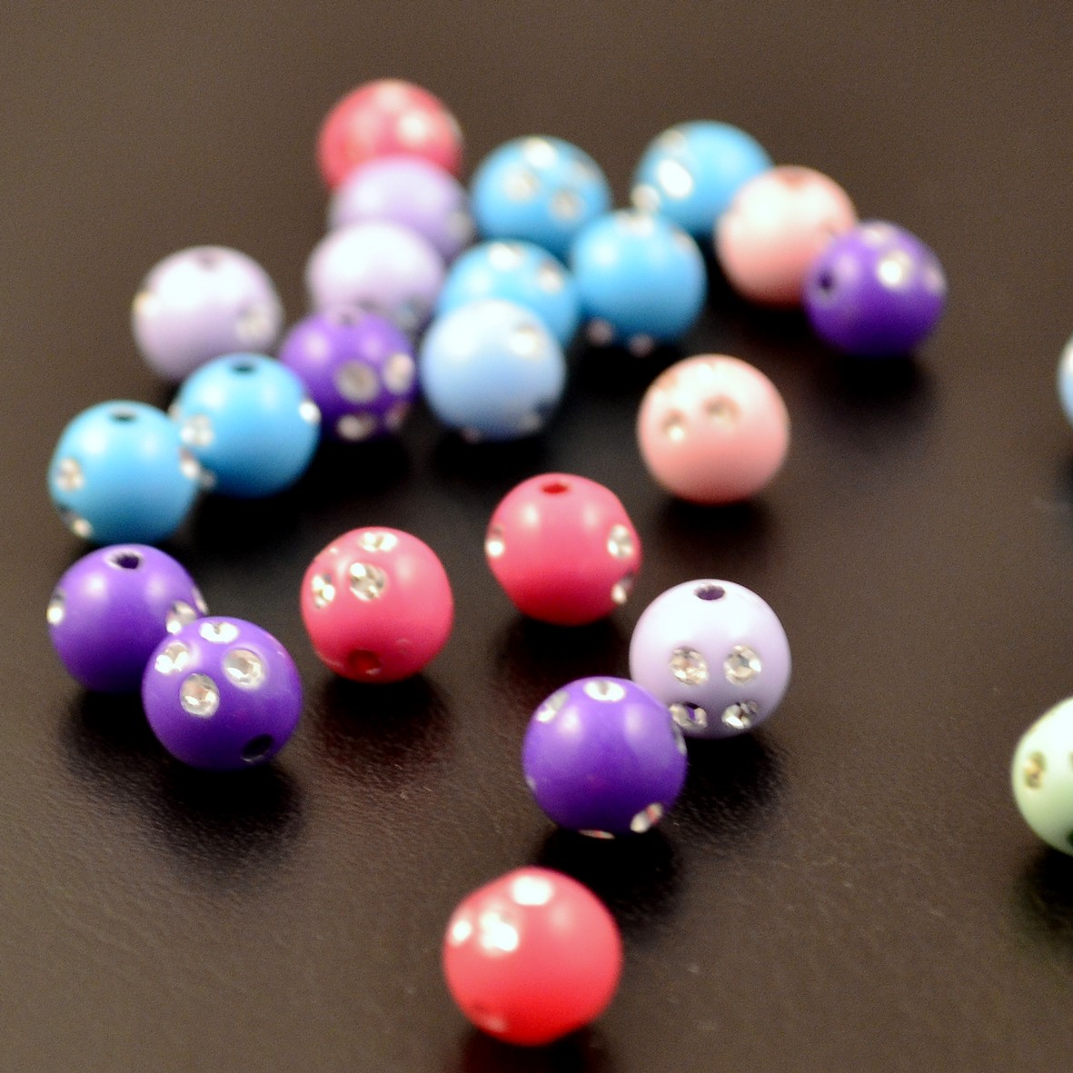 50 perles acryliques ronds  effet strass8 mm,assortiment de couleurs