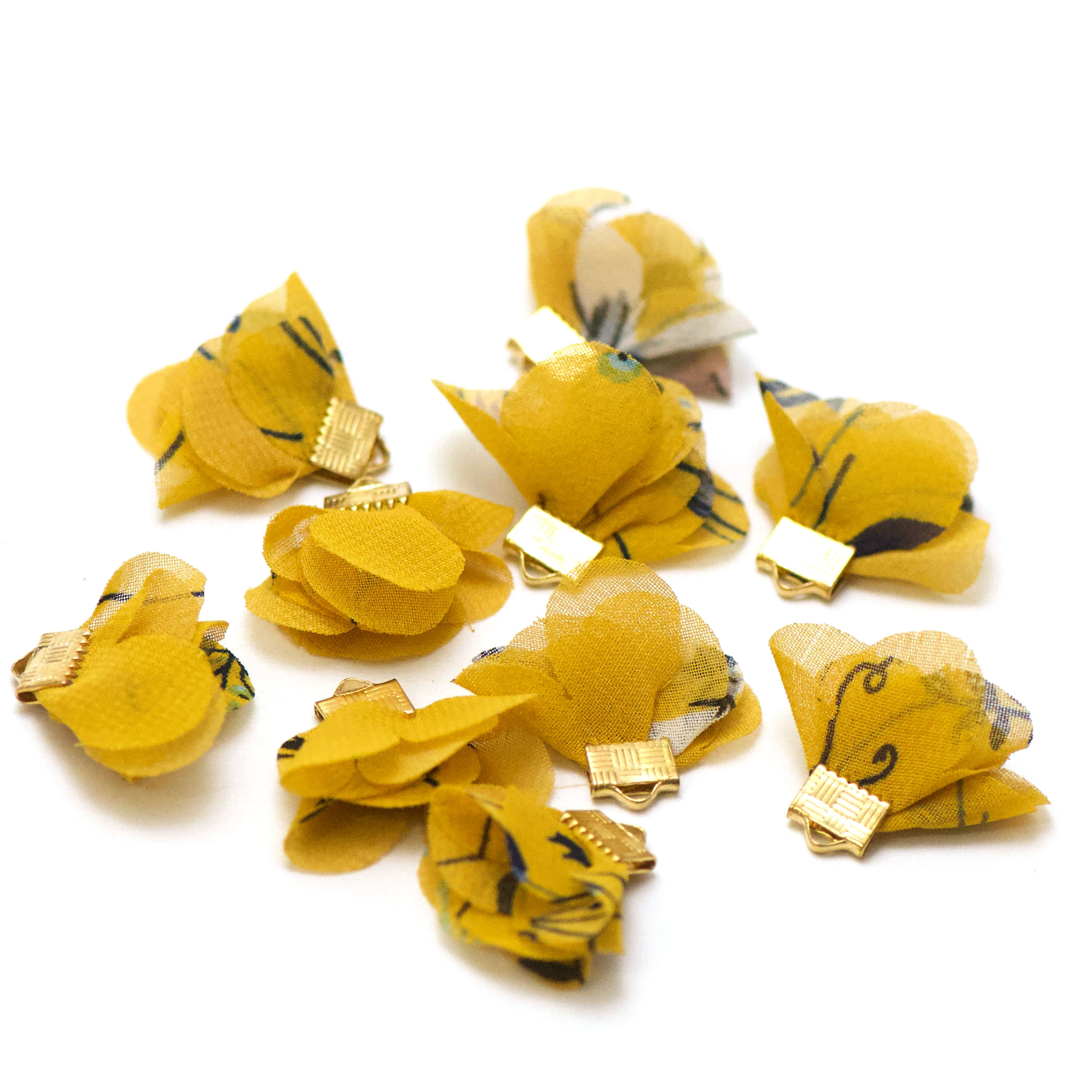 10 pompons en tissus motif fleur, jaune moutard