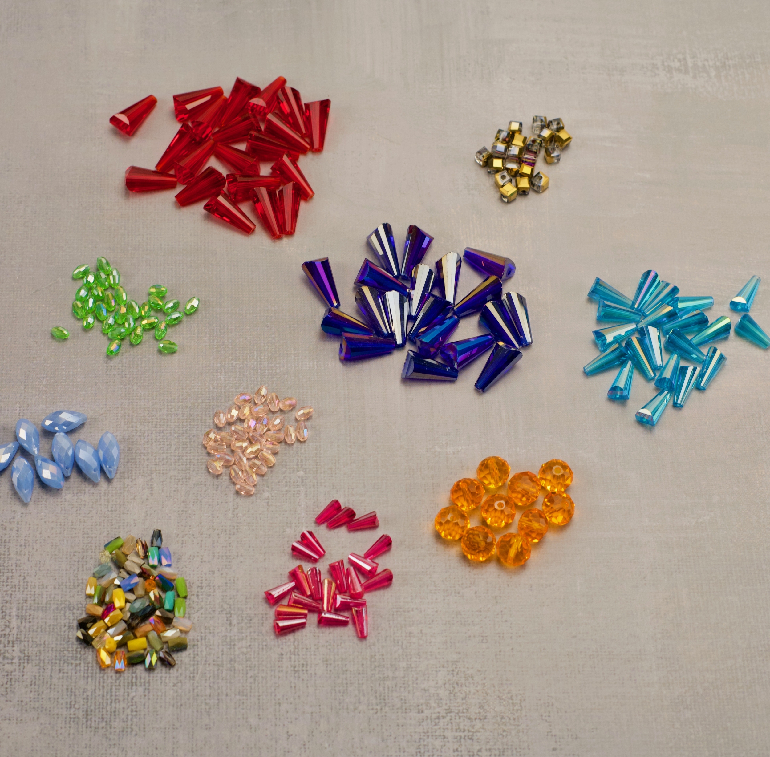 Lot de perles cristal (10 modèles environ 200 pièces)