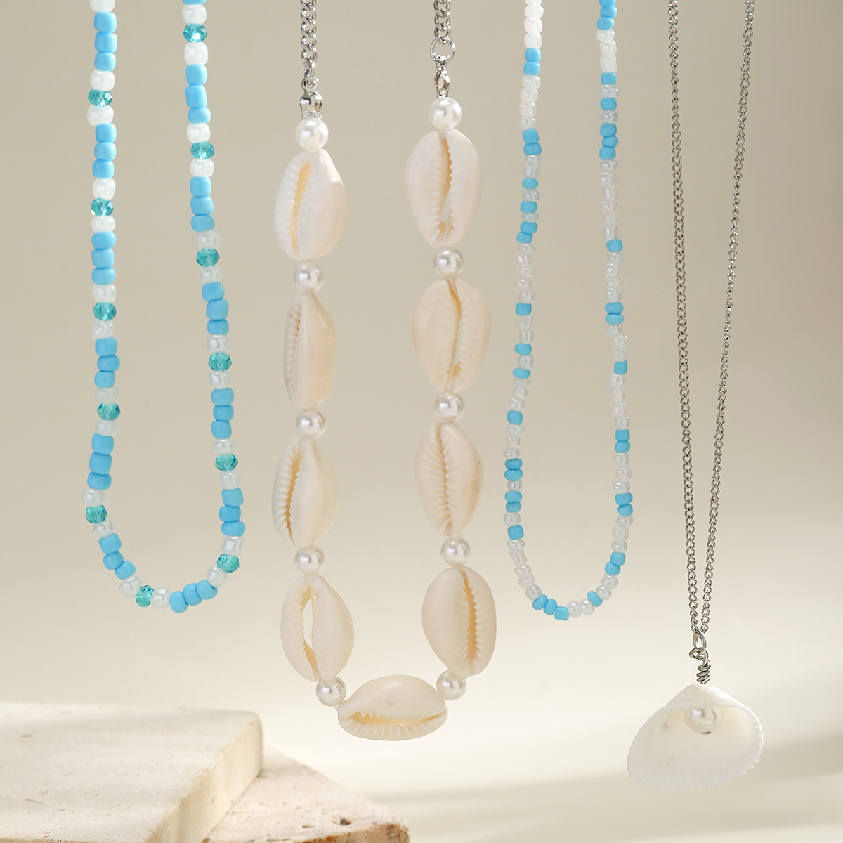 Collier perles en coquillage et acrylique
