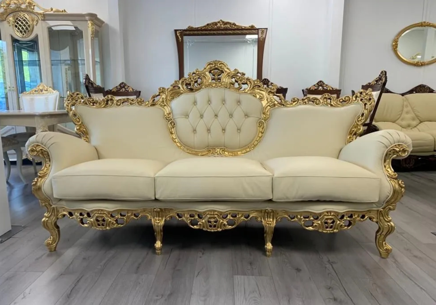 Chambre adulte de luxe feuille d'or et d'argent : chaise longue de salon et  commode