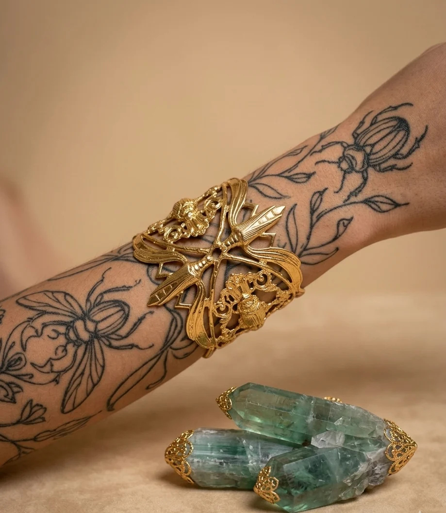 Bracelet MultiSca doré Lotta Djossou porté au poignet
