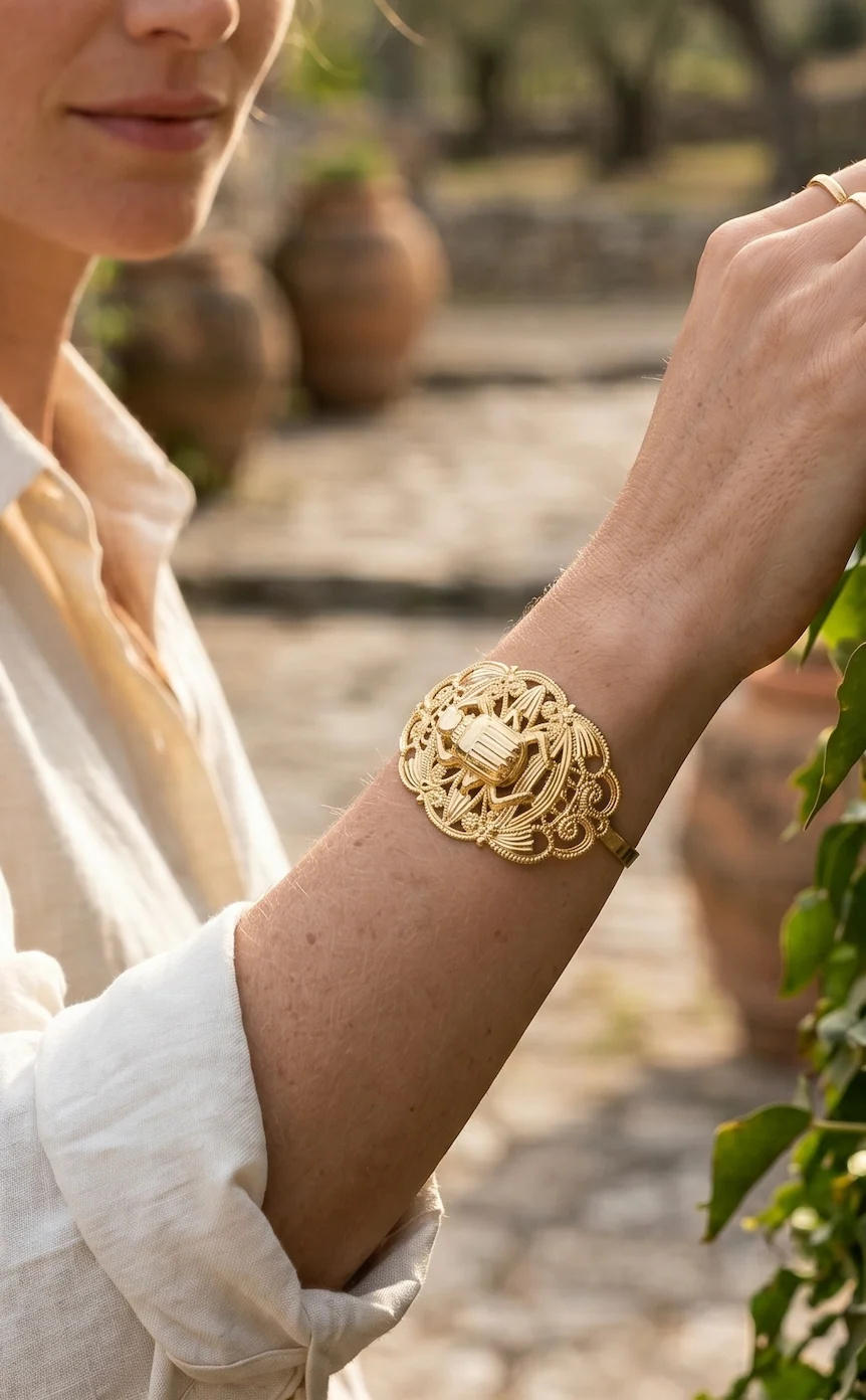 Bracelet Lipsy Mini Sca doré Lotta Djossou porté au poignet