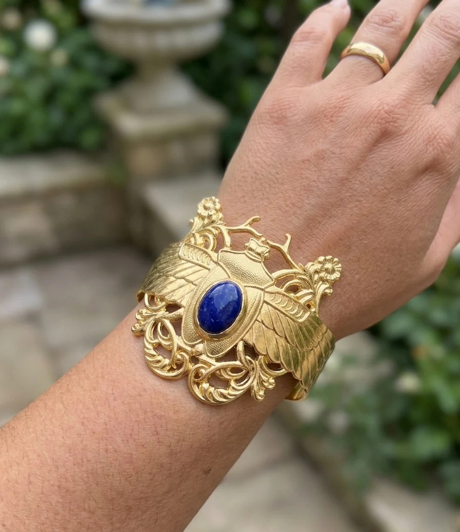 Bracelet Scarabée Khé Lapis doré Lotta Djossou porté au poignet