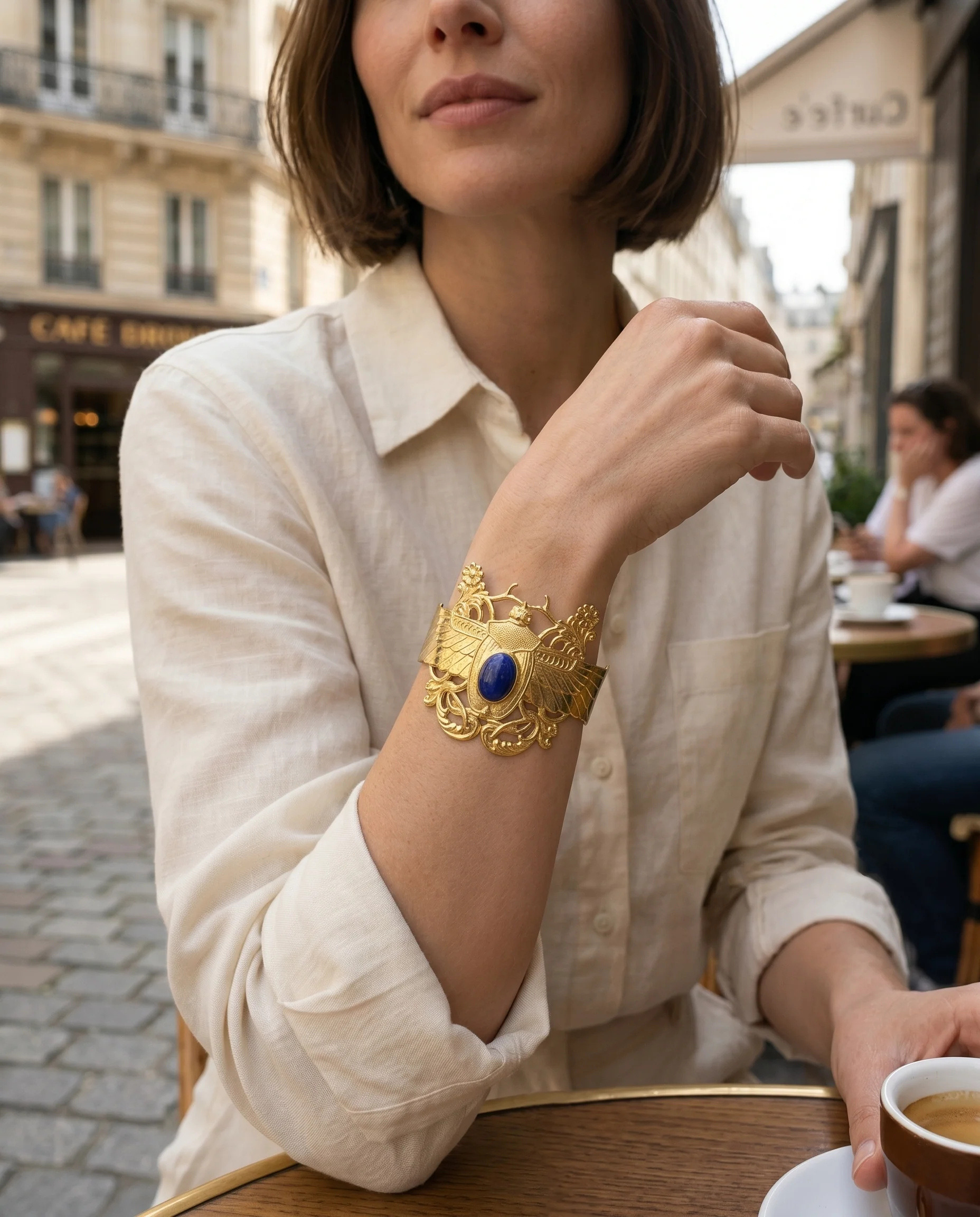 Bracelet Scarabée Khé Lapis doré Lotta Djossou porté en terrasse