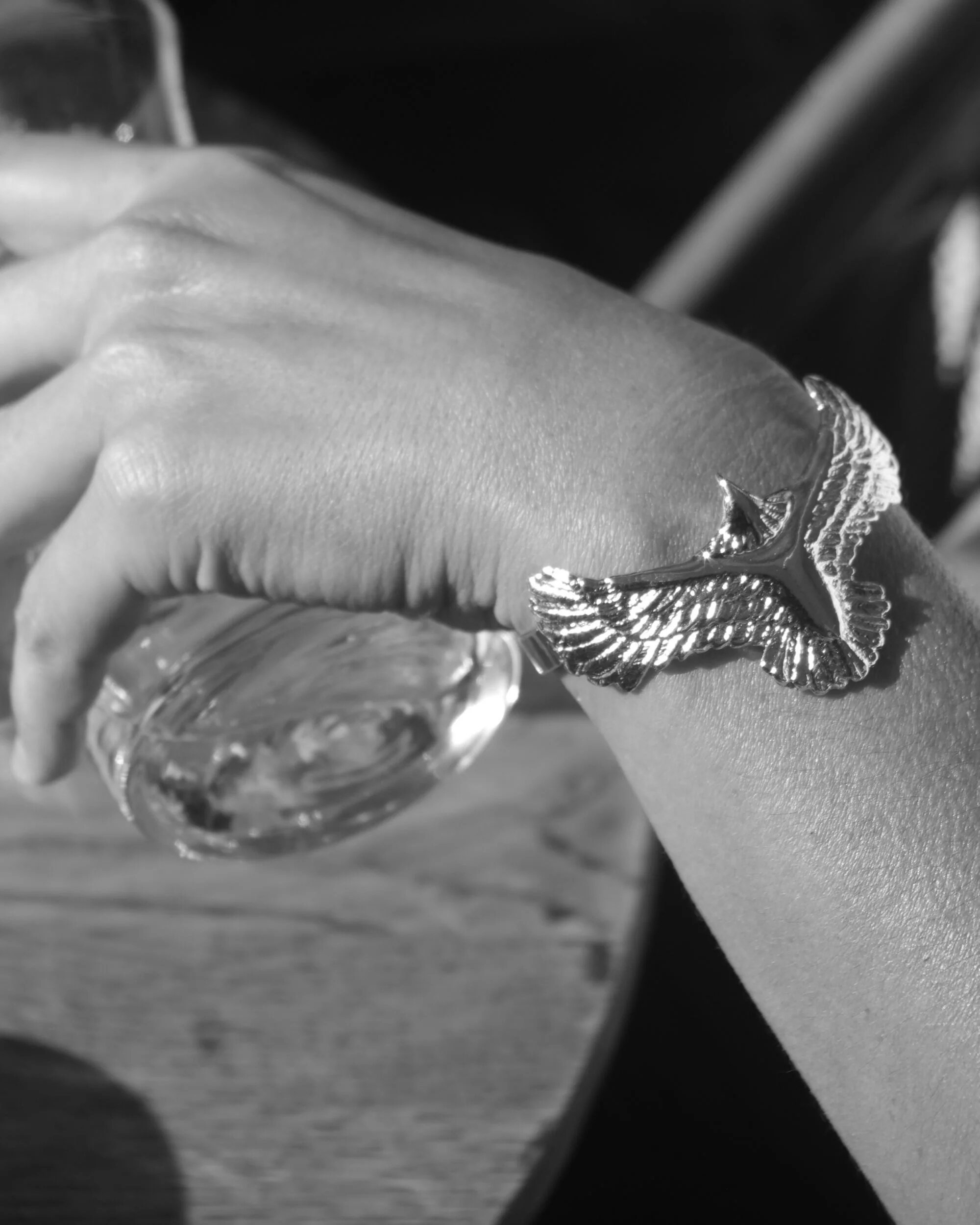 Bracelet Eagle argenté Lotta Djossou porté au poignet