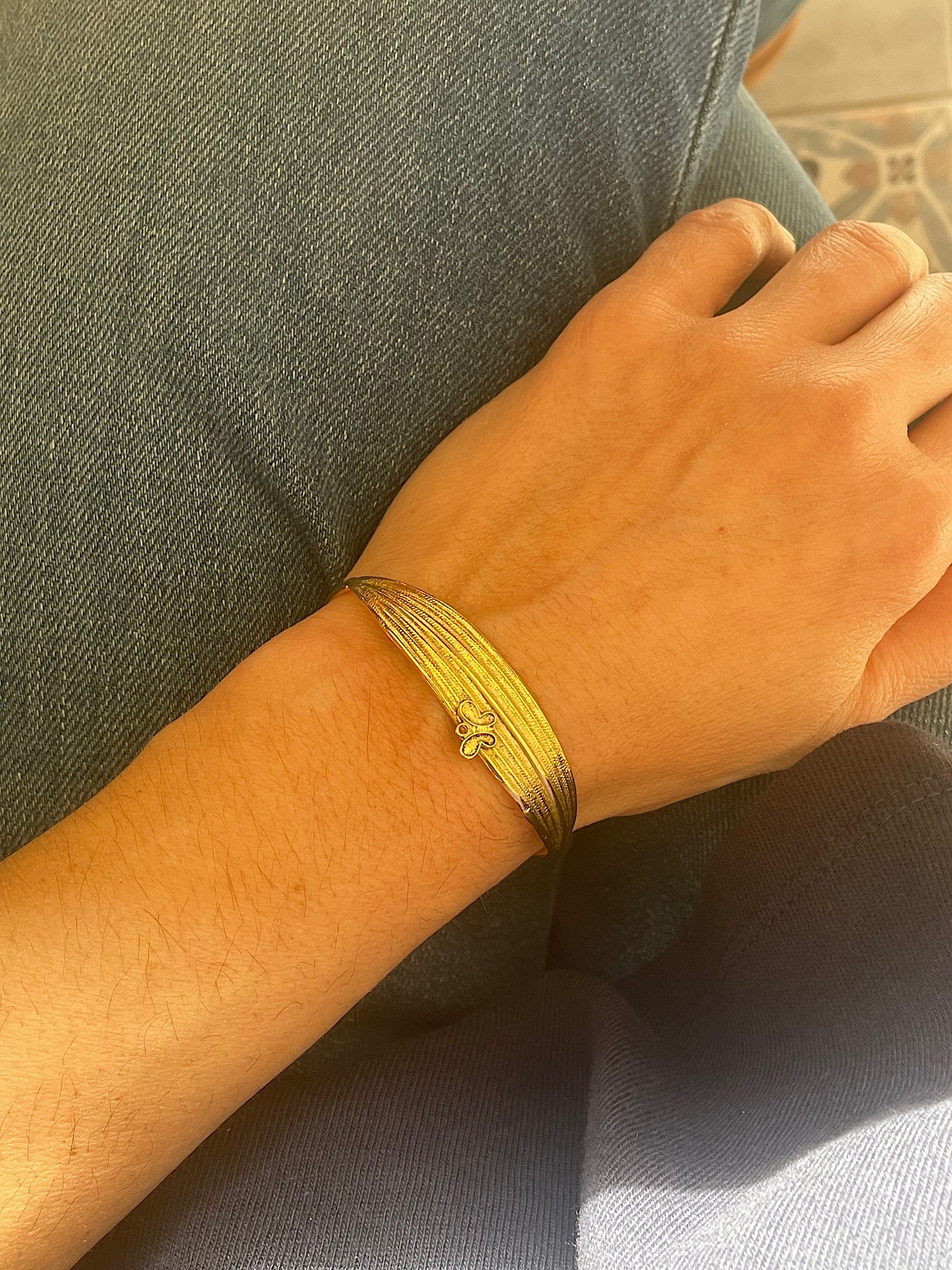 Bracelet doré feuille fine papillon Lotta Djossou