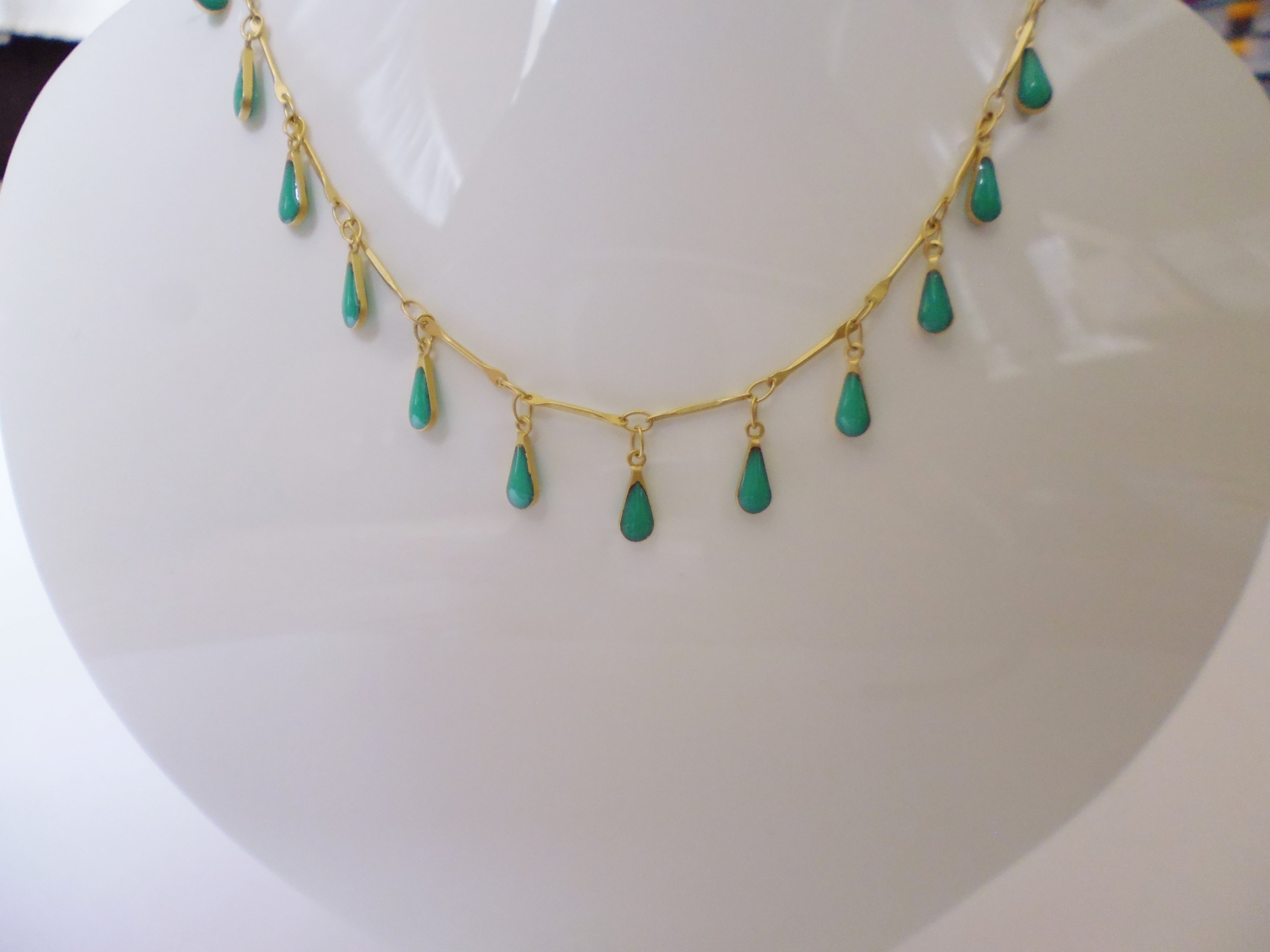 collier goutte émail turquoise sur chaine plaquée or 45cm, 29€ (1)