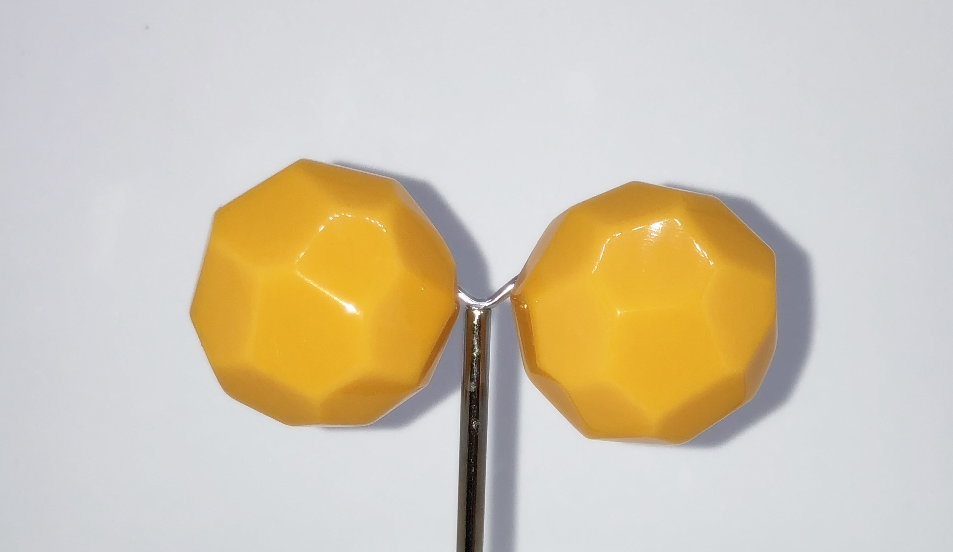 Boucles d\'oreilles clips demi dodecahedre jaune Marion Godart
