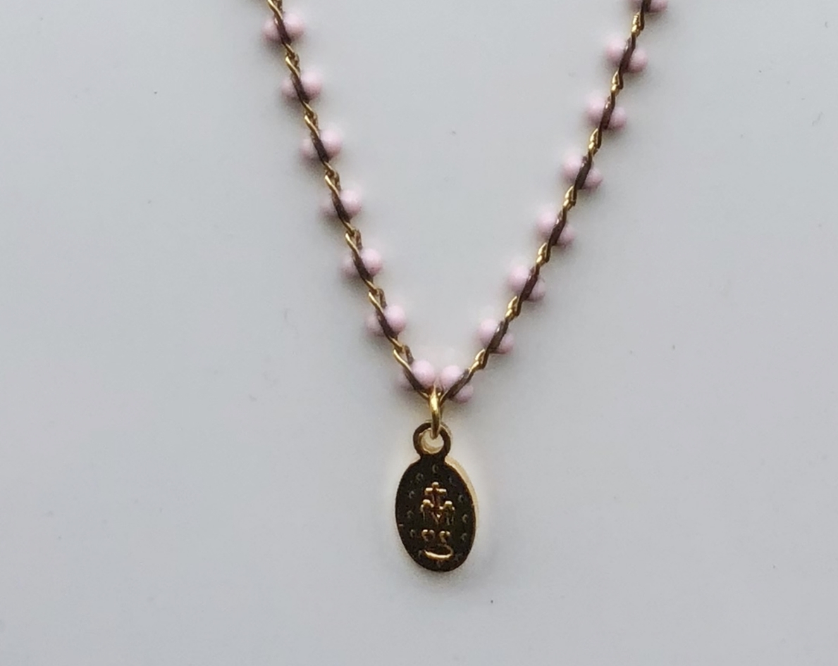Collier religieux en émail rose petite médaille recto-verso madone-croix - chaine doré 44 cm  + ralonge - La belle Simone Bijoux 49 - 2