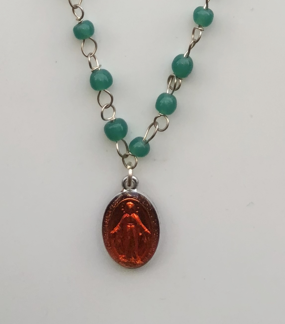 Collier religieux perles de verre vertes médaille orangée recto-verso madone-croix  chaine argenté 44cm + ralonge  - La belle Simone Bijoux 35 2