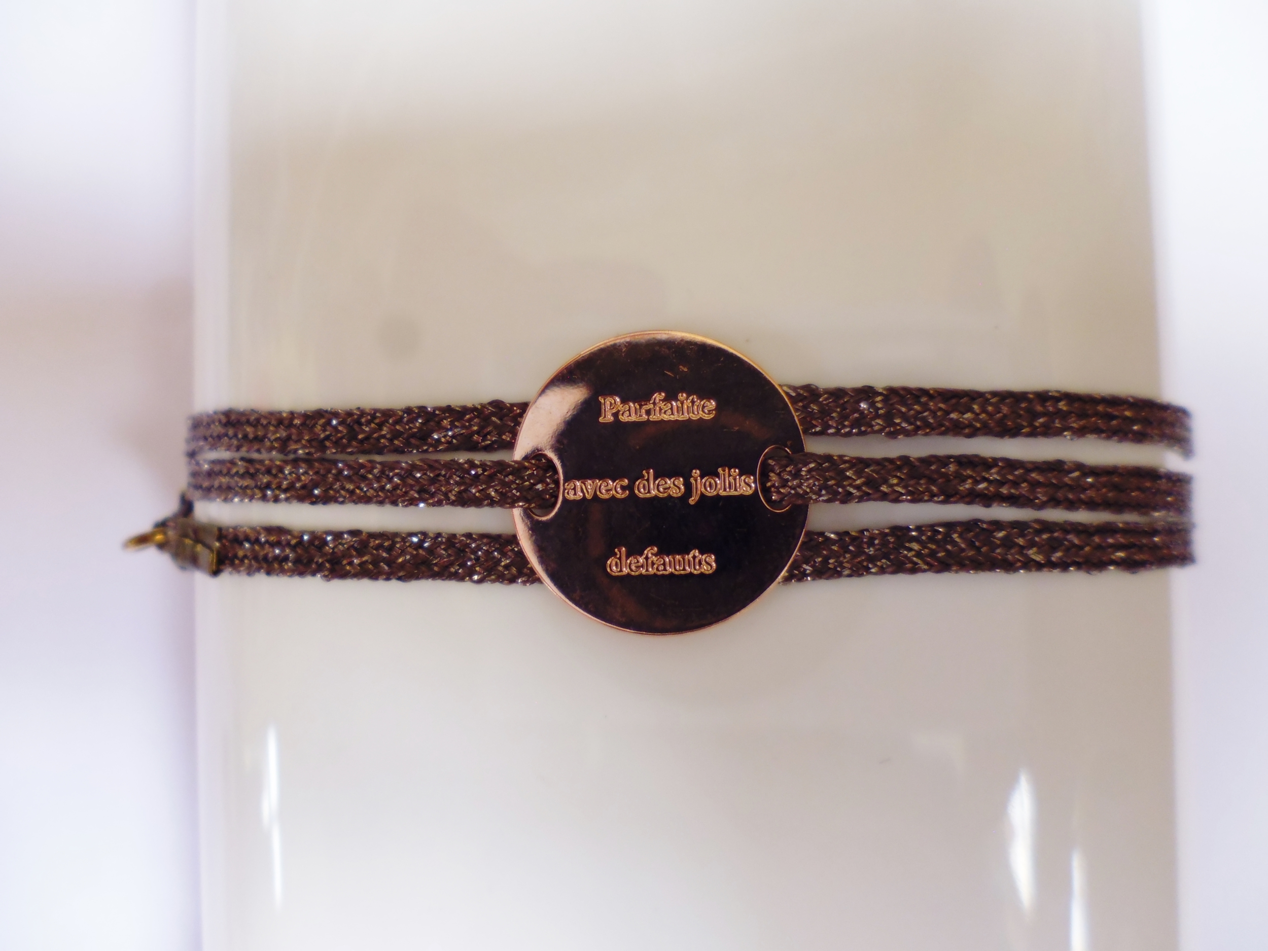 bracelet  médaille PARFAITE AVEC DE JOLIS DEFAUTS plaqué or rose 3 brins kaki doré LA BELLE SIMONE 2