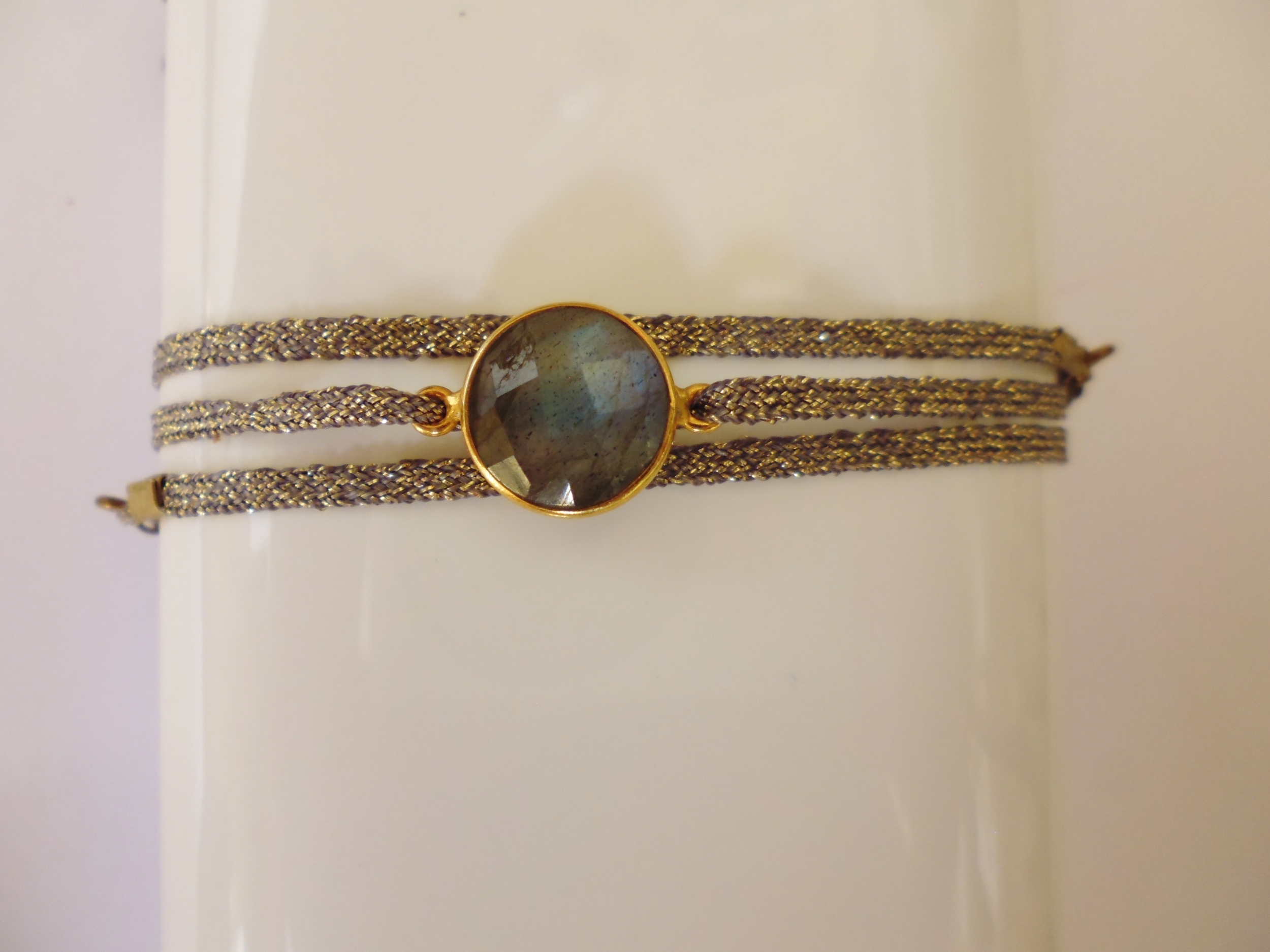 bracelet 3 tours avec pierre labradorite  véritable sur fil kaki et or LA BELLE SIMONE  39€ (1)
