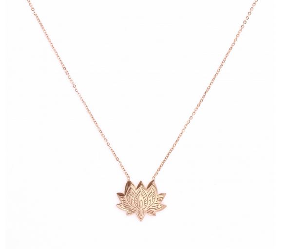 M5C108  Collier lotus or rose Lg 37cm + 5cm rallonge pendentif H 1.60cm L2.00cm acier inoxydable - Mile Mila 20.4