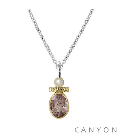 CPF1580 Collier argent chainette et pendentif argent et laiton orné petit quartz fraise et petite perle synthetique Dimensions  43 cm x 1,8 cm 38€