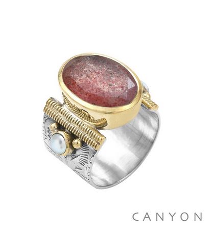 R5055 Bague argent  quartz fraise ovale et de 2 perles synthétiques sertis par des anneaux de laiton sur large anneau ciselé Dimensions  1,4 cm x 1,8 cm 101€