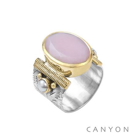 R5056 Bague argent  opale rose ovale et de 2 perles synthétiques blanches serties par des anneaux de laiton sur un large anneau ciselé Dimensions  1,4 cm x 1,8 cm 94.00