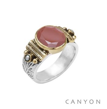 Bague argent modèle moyen  jaspe rouge ovale et  2 perles blanches sertis par des anneaux de laiton sur un large anneau ciselé - canyon r5207 1,3 cm x 1 cm   81